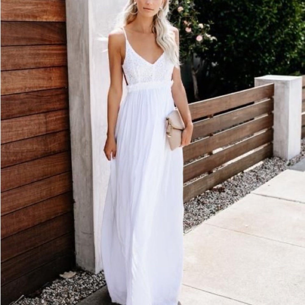 Forever 21 - Elegant White Lace Maxi Dress low back